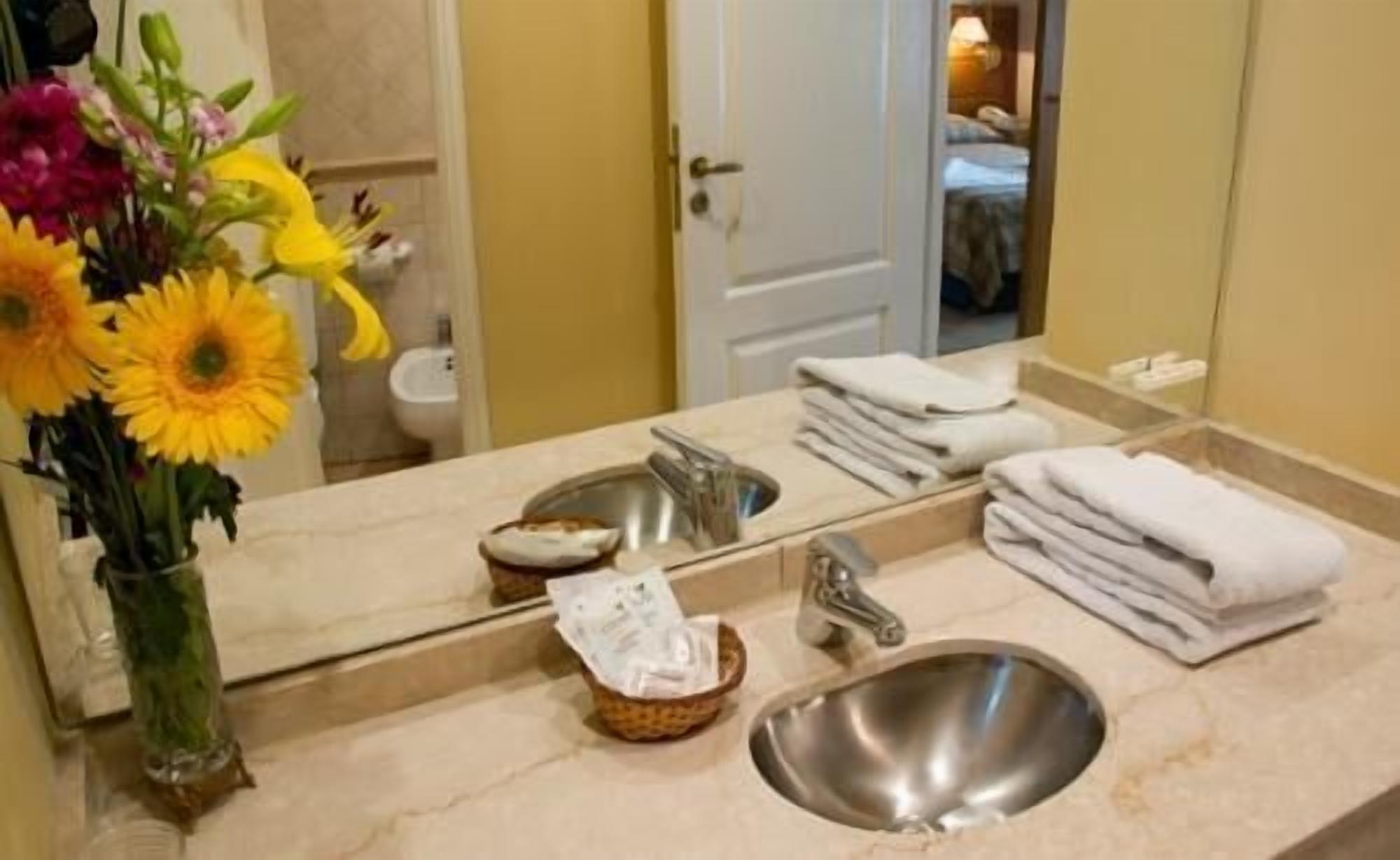 Hotel Provincial Mendoza Bagian luar foto