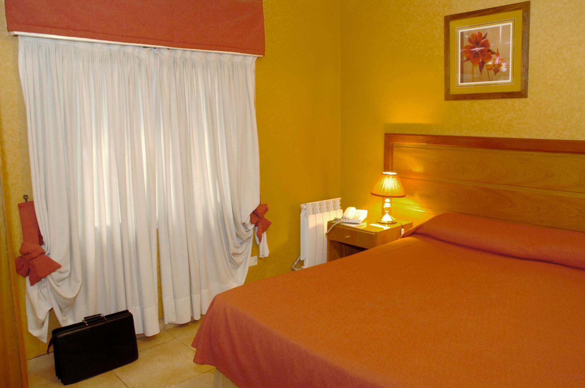 Hotel Provincial Mendoza Bagian luar foto